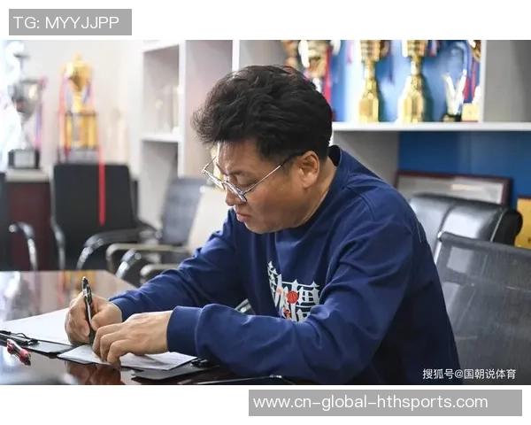 上游新闻观赛团丨李章洙VS张外龙，重庆前卫寰岛队足协杯夺冠25周年联谊留念赛来了